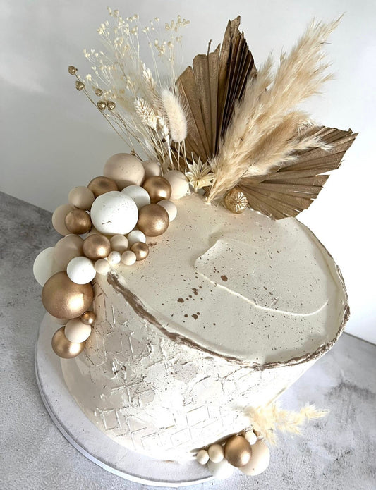 Tortentopper oder Trockenblumenstrauß mit in Weiß und Gold mit zwei Palmblättern, Hafer, Weizen, Lagurus, Craspedia, Phalaris
