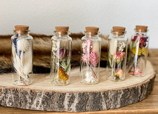 Trockenblumen - Sträußchen im Glas, Minigläschen in verschiedenen Farben, Trockenblumenstrauß