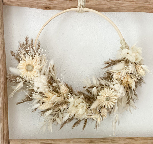 Trockenblumenkranz in Naturfarben, Weiß, Beige, verschiedenen Größen mit Hortensien, Strohblumen, Pampasgras, Lagurus, Ruscus, Hafer u.v.m.