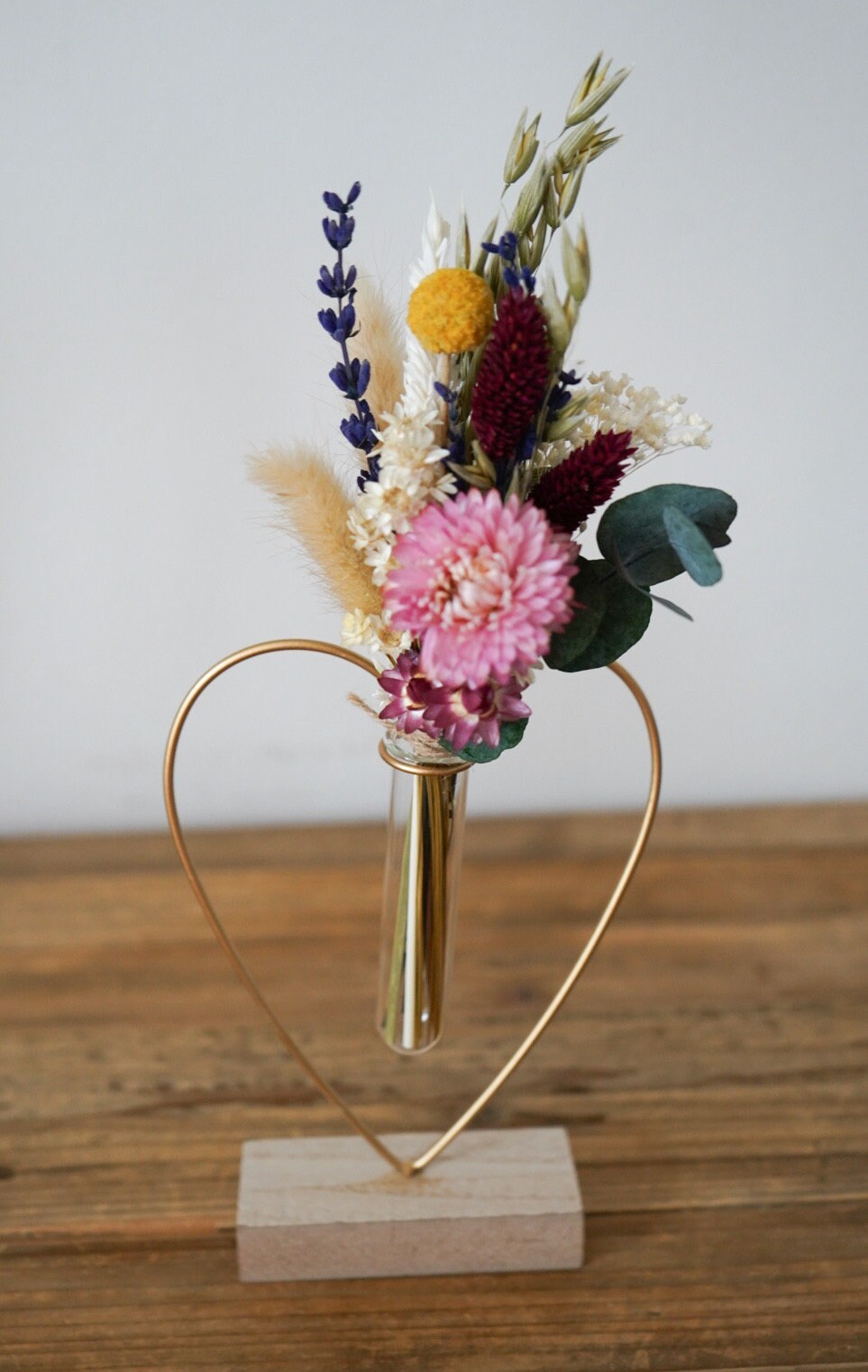 Trockenblumenstrauß mit Holz-Vase in verschiedenen Farben mit Hafer, Craspedia, Lagurus, Glixia, Phalaris