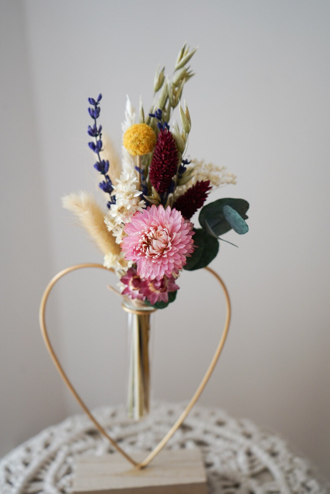 Trockenblumenstrauß mit Holz-Vase in verschiedenen Farben mit Hafer, Craspedia, Lagurus, Glixia, Phalaris