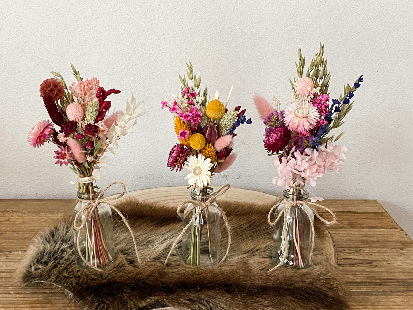 Kleiner Trockenblumenstrauß "Wiese" mit Vase in bunten Farben mit Pampasgras, Craspedia, Lagurus, Lavendel, Rosen, Phalaris, Hafer