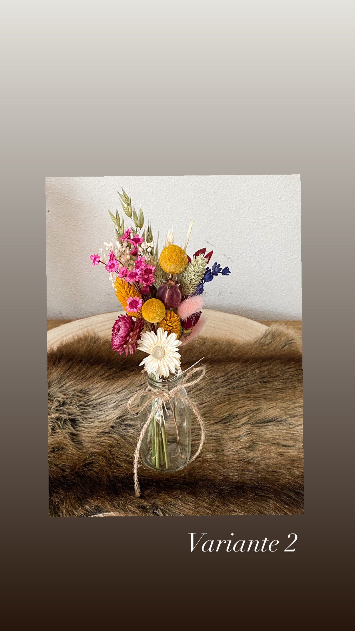 Kleiner Trockenblumenstrauß "Wiese" mit Vase in bunten Farben mit Pampasgras, Craspedia, Lagurus, Lavendel, Rosen, Phalaris, Hafer