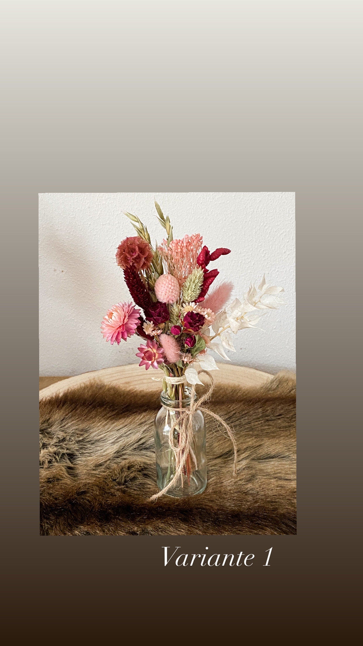 Kleiner Trockenblumenstrauß "Wiese" mit Vase in bunten Farben mit Pampasgras, Craspedia, Lagurus, Lavendel, Rosen, Phalaris, Hafer