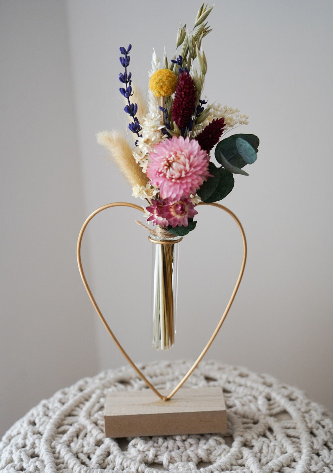 Trockenblumenstrauß mit Holz-Vase in verschiedenen Farben mit Hafer, Craspedia, Lagurus, Glixia, Phalaris