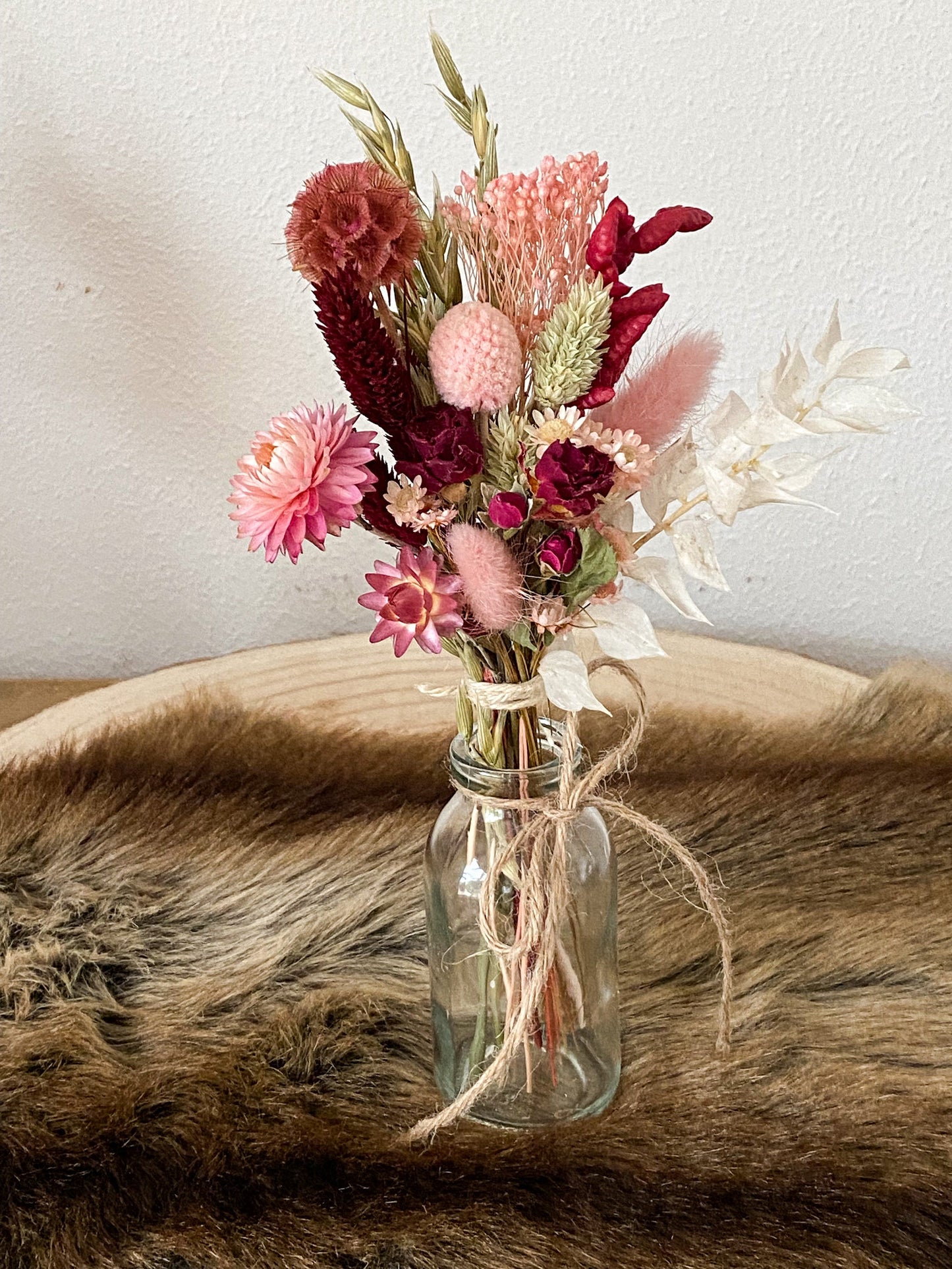 Kleiner Trockenblumenstrauß "Wiese" mit Vase in bunten Farben mit Pampasgras, Craspedia, Lagurus, Lavendel, Rosen, Phalaris, Hafer