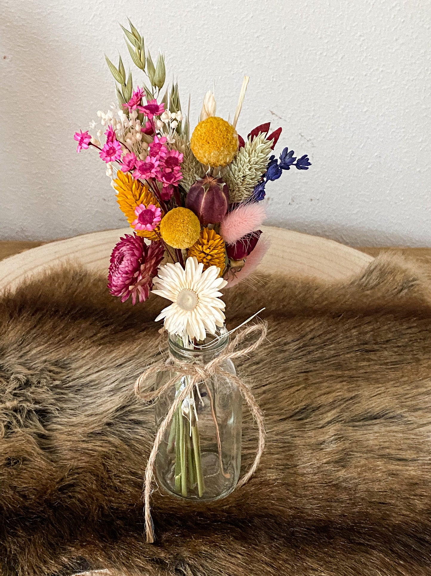 Kleiner Trockenblumenstrauß "Wiese" mit Vase in bunten Farben mit Pampasgras, Craspedia, Lagurus, Lavendel, Rosen, Phalaris, Hafer