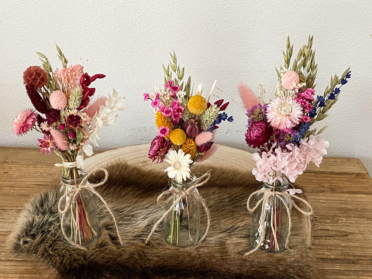 Kleiner Trockenblumenstrauß "Wiese" mit Vase in bunten Farben mit Pampasgras, Craspedia, Lagurus, Lavendel, Rosen, Phalaris, Hafer