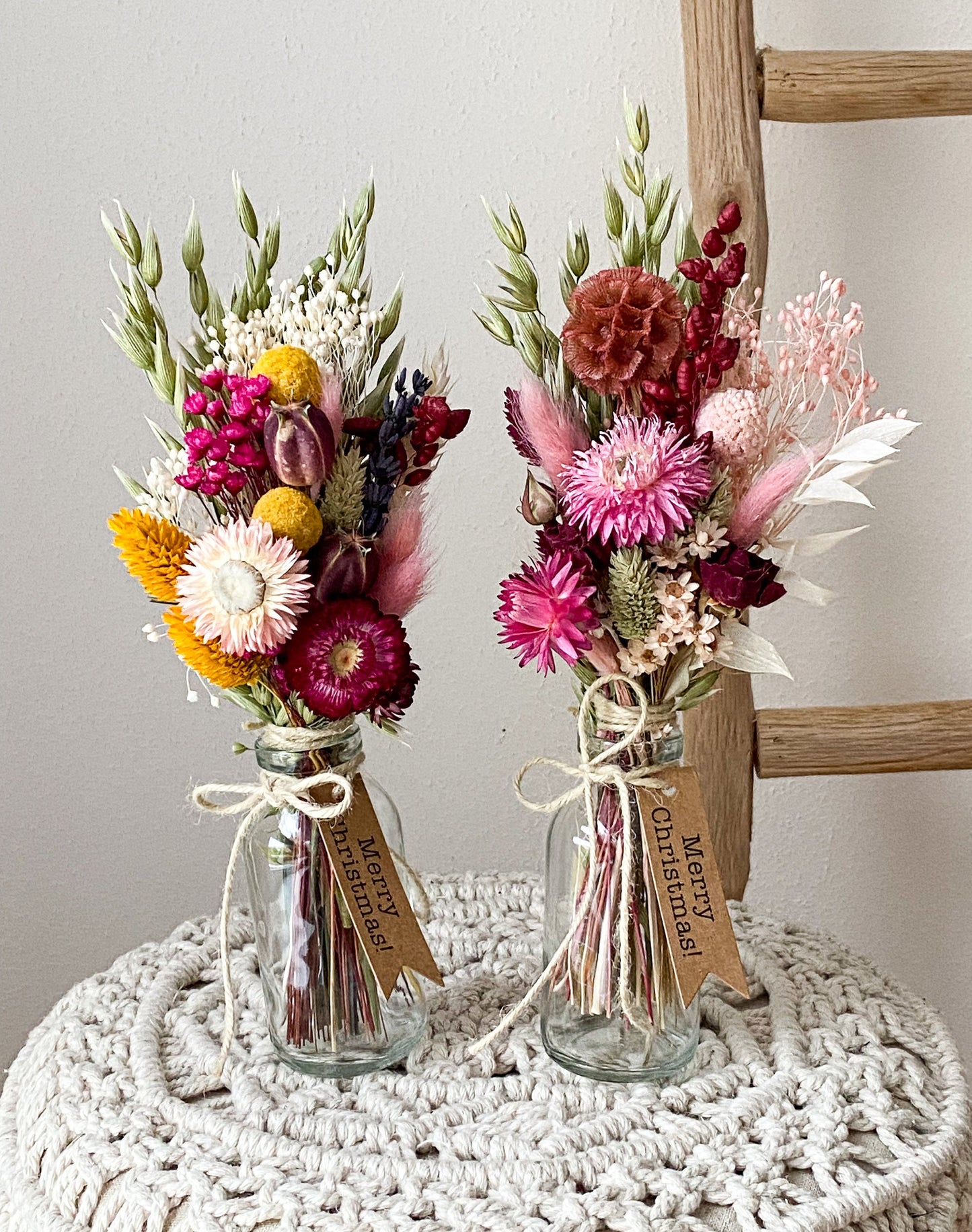 Kleiner Trockenblumenstrauß "Wiese" mit Vase in bunten Farben mit Pampasgras, Craspedia, Lagurus, Lavendel, Rosen, Phalaris, Hafer