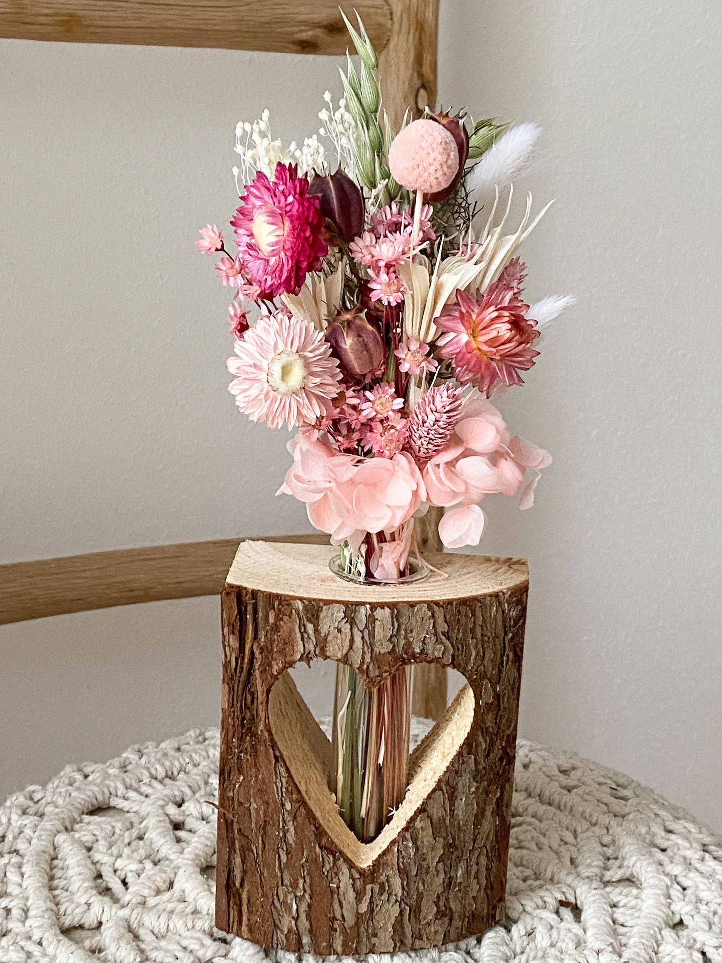 Trockenblumenstrauß „My Darling“ mit Holz-Vase in verschiedenen Farben mit Hafer, Craspedia, Lagurus, Glixia, Phalaris, Schleierkraut