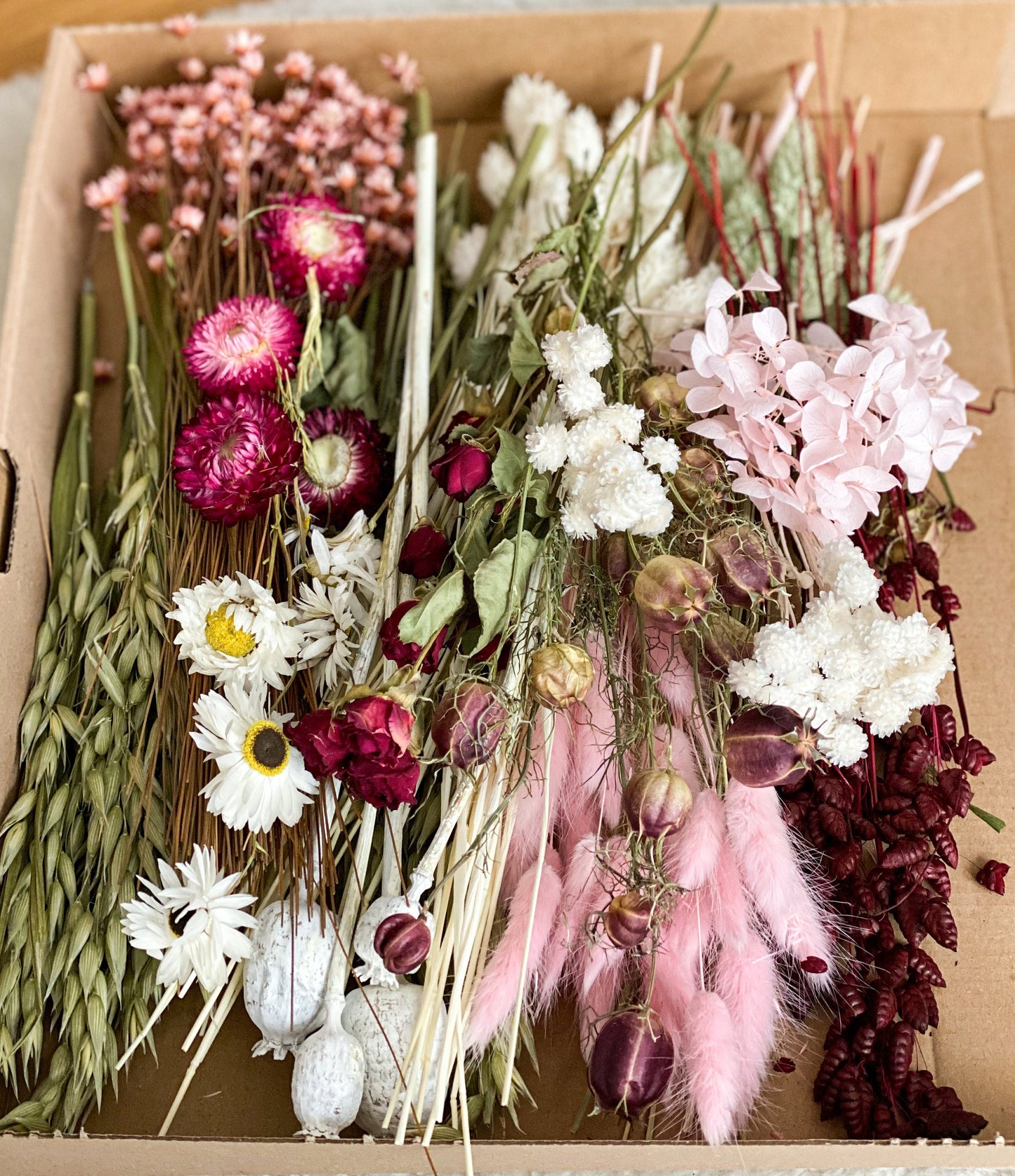 DIY Trockenblumen DIY-Set „romantische Blumenwiese“, DIY-Trockenblumenstrauß, Trockenblumenkranz in Rosa, Weiß, Bordeaux, Grün