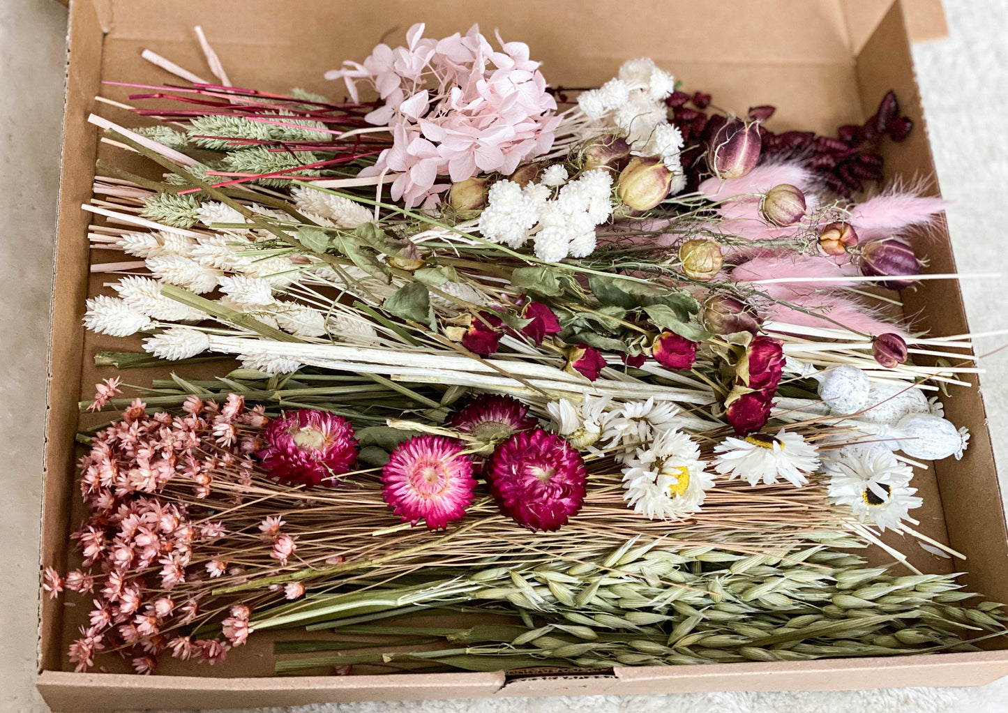 DIY Trockenblumen DIY-Set „romantische Blumenwiese“, DIY-Trockenblumenstrauß, Trockenblumenkranz in Rosa, Weiß, Bordeaux, Grün