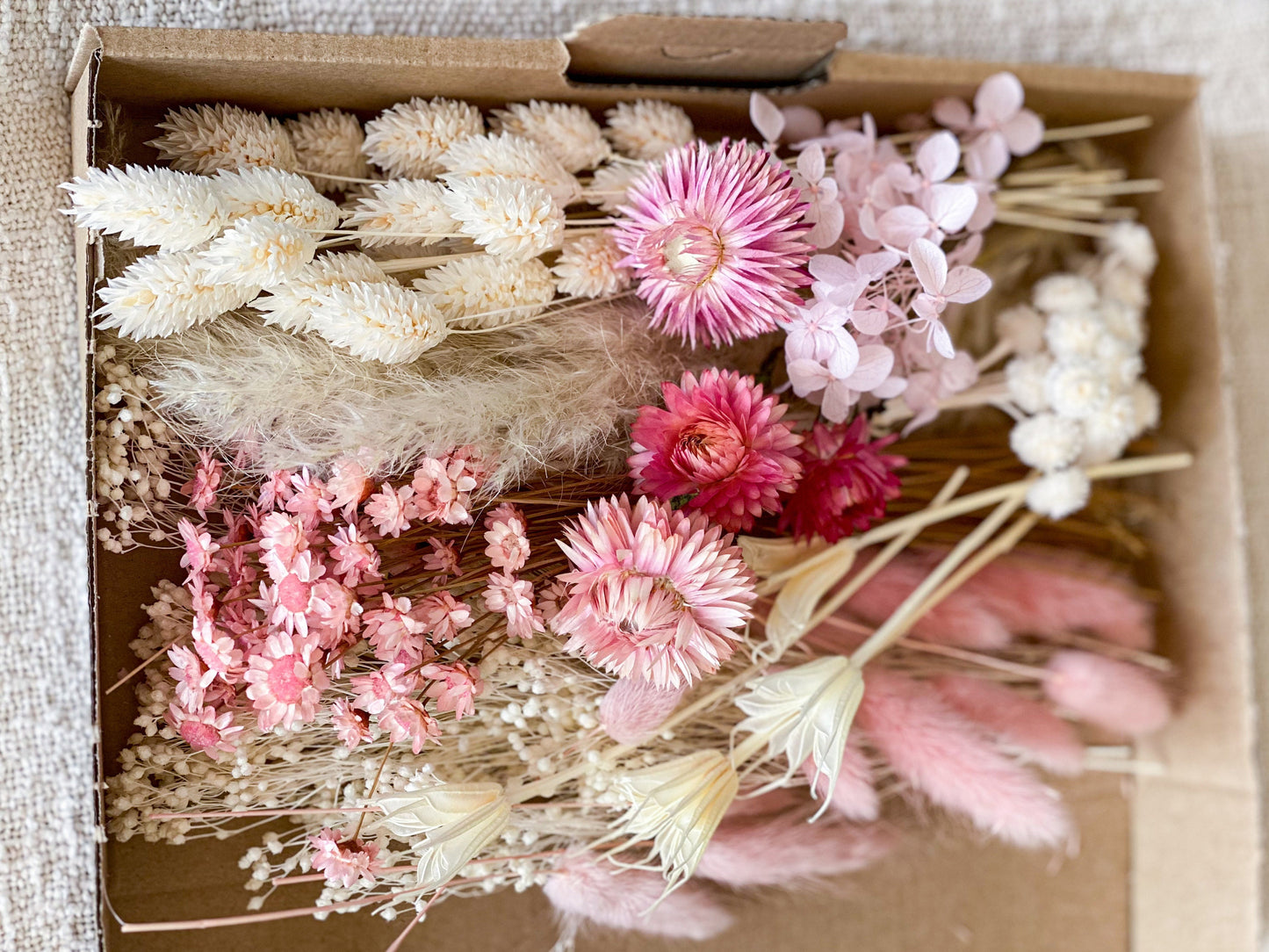 DIY Trockenblumen DIY-Set „Rosa/Weiß/Beige“, DIY-Trockenblumenstrauß, Trockenblumenkranz mit Broom Bloom, Pampasgras, Strohblumen, Phalaris