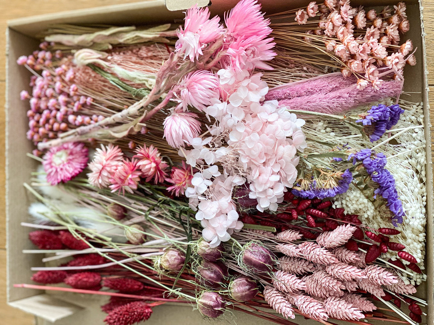 DIY Trockenblumen DIY-Set „Rose&Berry“, DIY-Trockenblumenstrauß, Trockenblumenkranz in Rosa, Lila, Weiß, Bordeaux