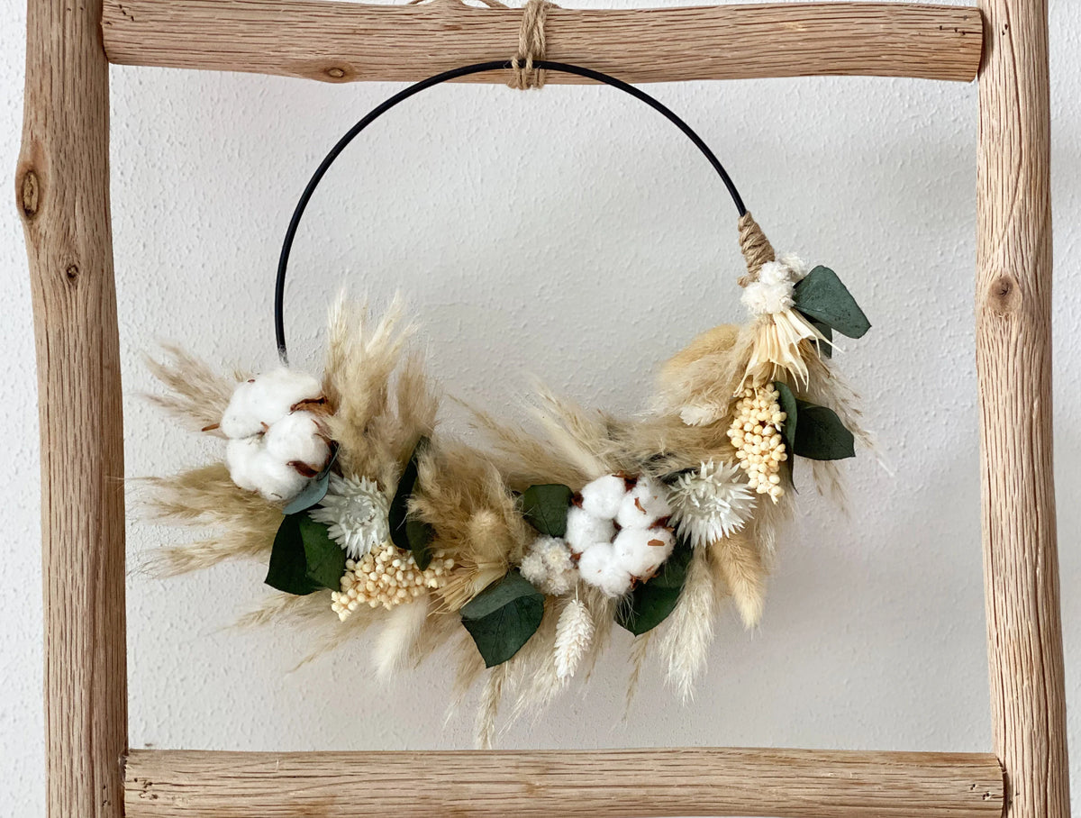 Trockenblumenkranz in Beige, Weiß, Naturfarben mit Eukalyptus Türkranz mit Pampasgras, Baumwolle, Mohn, Lagurus, Phalaris, Nigella
