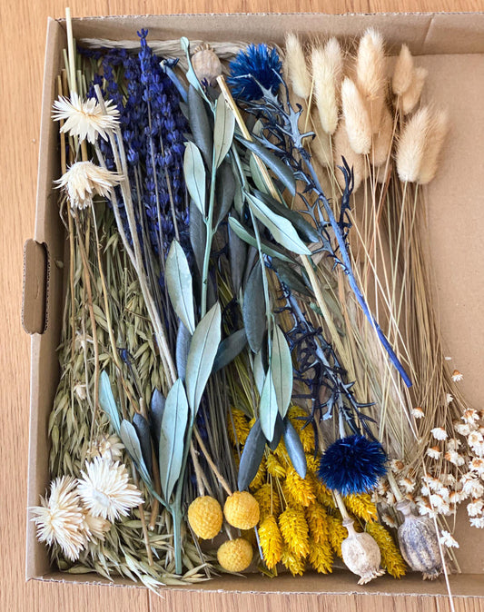 DIY Trockenblumen DIY-Set „Distel“, DIY-Trockenblumenstrauß, Trockenblumenkranz mit blauer Distel, Oliven-Zweigen, Strohblumen, Phalaris
