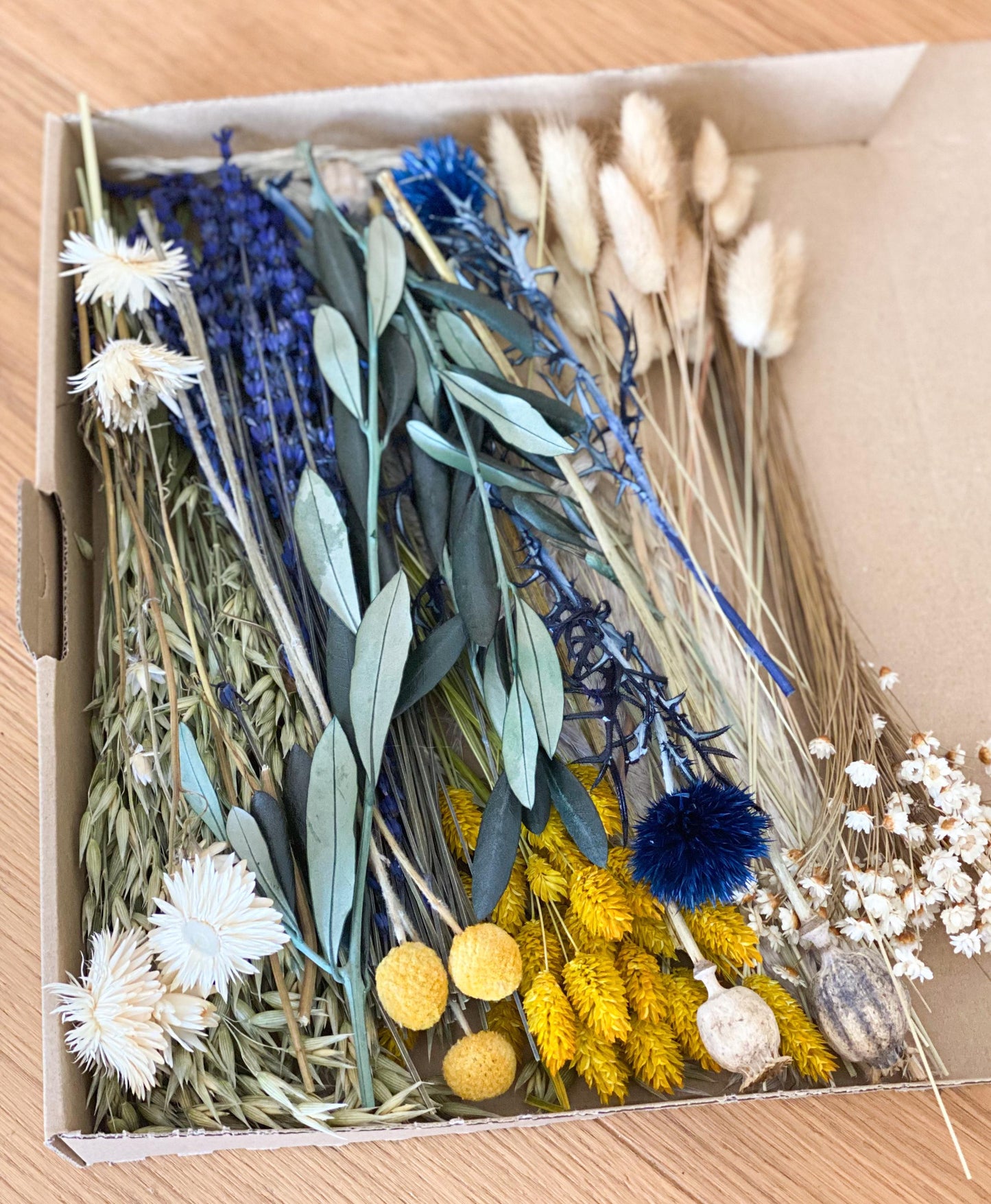 DIY Trockenblumen DIY-Set „Distel“, DIY-Trockenblumenstrauß, Trockenblumenkranz mit blauer Distel, Oliven-Zweigen, Strohblumen, Phalaris