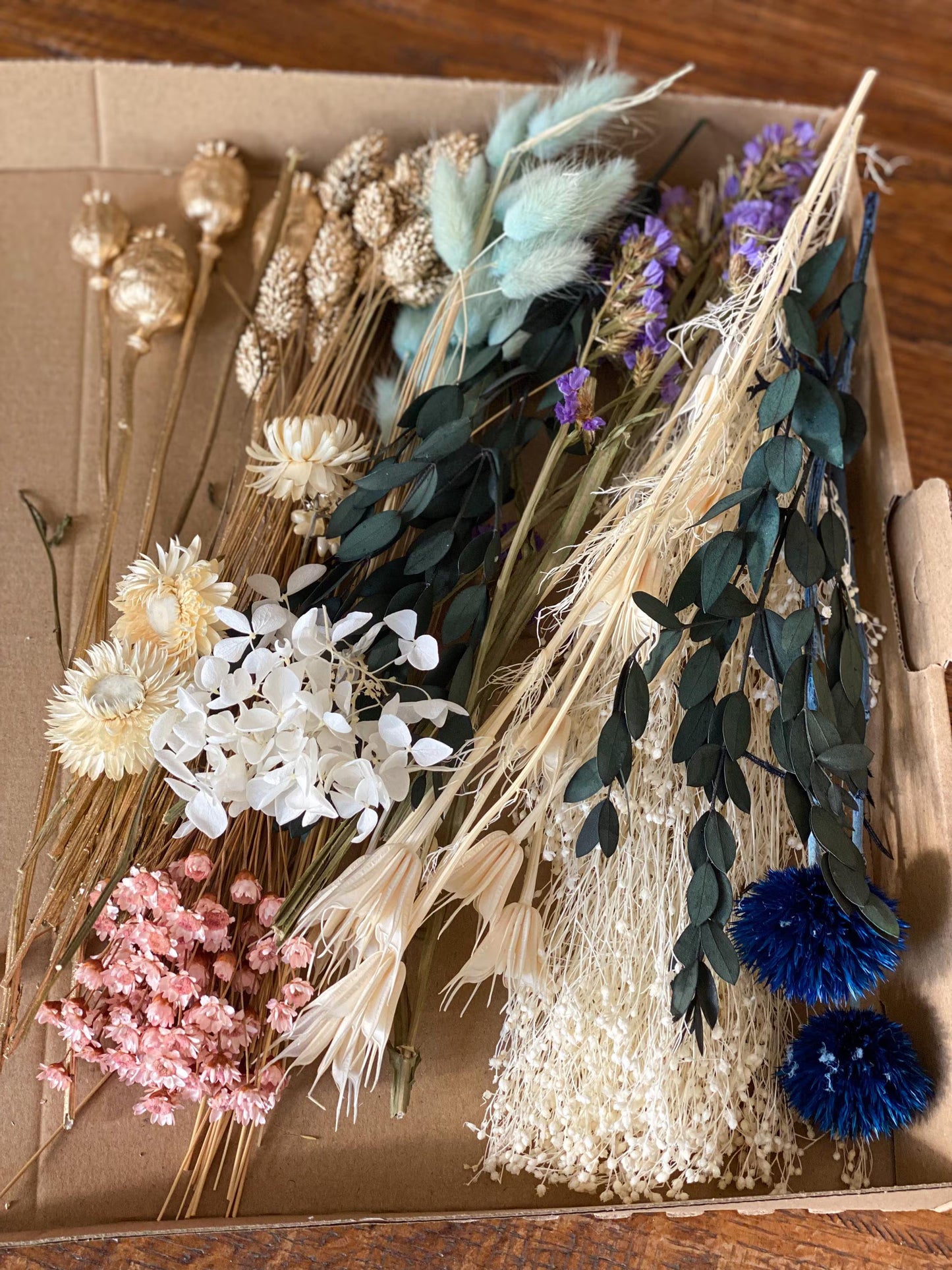 DIY Trockenblumen DIY-Set „Delicate Colours“, DIY-Trockenblumenstrauß, Trockenblumenkranz mit blauer Distel, Glixia, Hortensie, Strohblumen