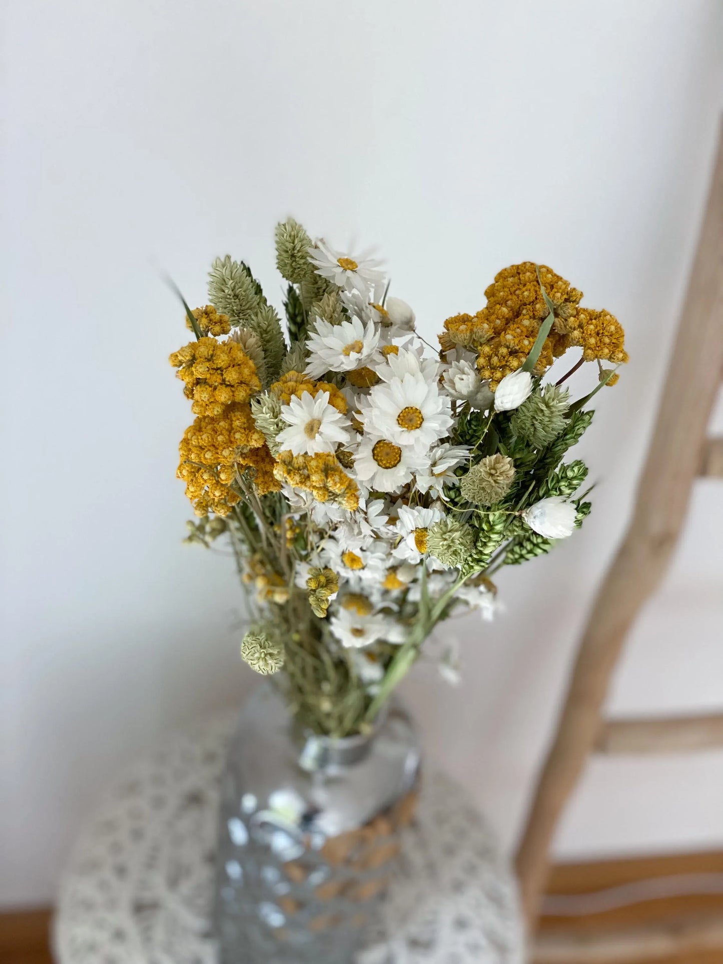 Großer Trockenblumenstrauß in Naturfarben und Gelb mit Hafer, Rhodante, Pahlaris, Weizen, großer Trockenblumen-Strauß