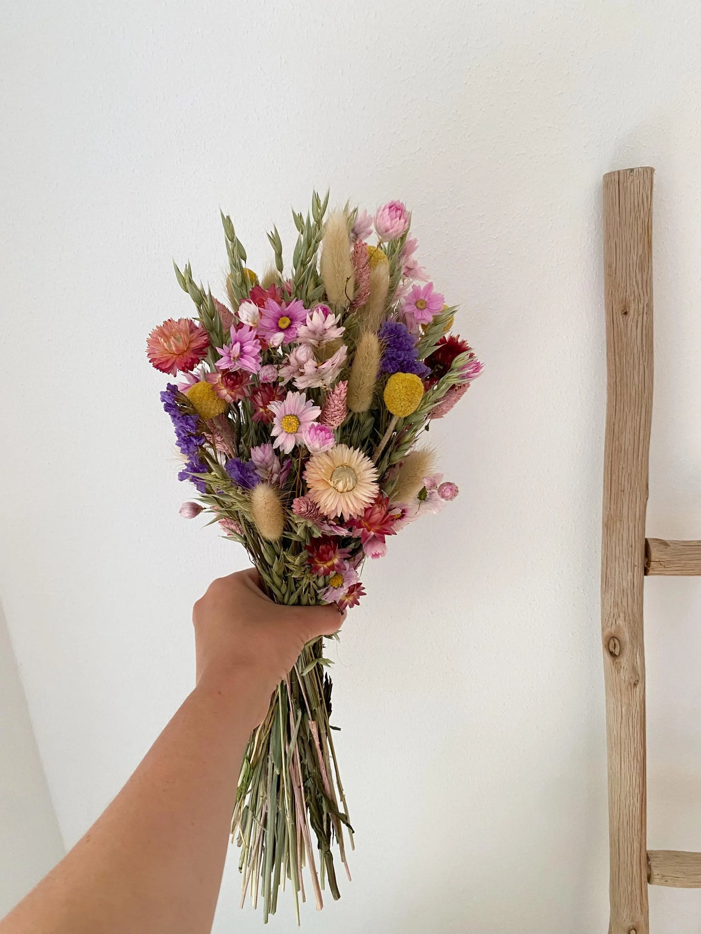 Großer Trockenblumenstrauß „Happy“ mit bunten Wiesenblumen, Rhodante, Pahlaris, Craspedia, XXL- Trockenblumen-Strauß