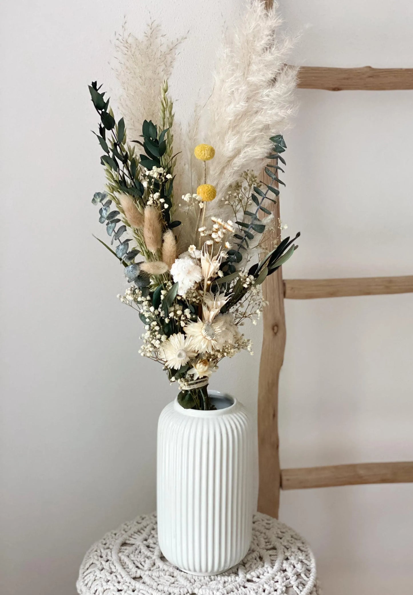 großer Trockenblumenstrauß in Naturfarben mit Eukalyptus, Olivenzweigen, Nigella, Lagurus, Pampasgras, Craspedia Trockenblumen-Strauß