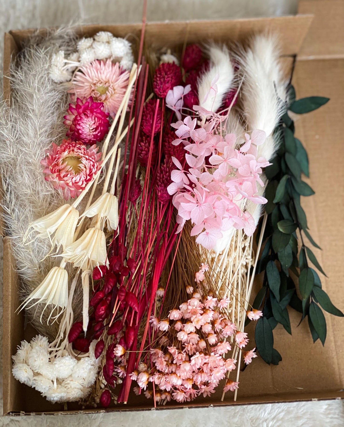 DIY Trockenblumen DIY-Set „Romantic Berry“, DIY-Trockenblumenstrauß, Trockenblumenkranz in Rosa, Weiß, Bordeaux, Rot, Grün