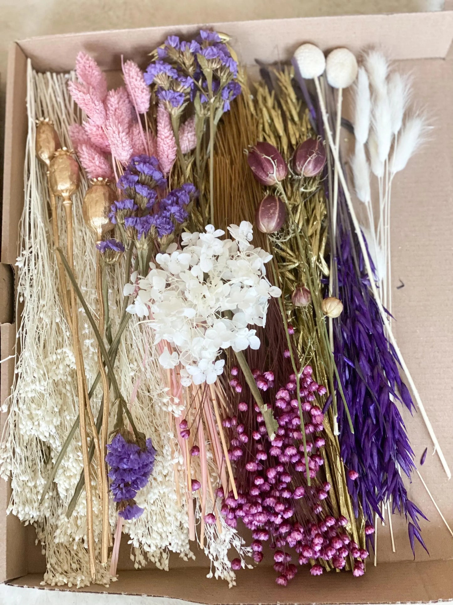 DIY Trockenblumen DIY-Set „Golden Purple“, DIY-Trockenblumenstrauß, Trockenblumenkranz in Lila, Weiß, Rosa und Brombeere