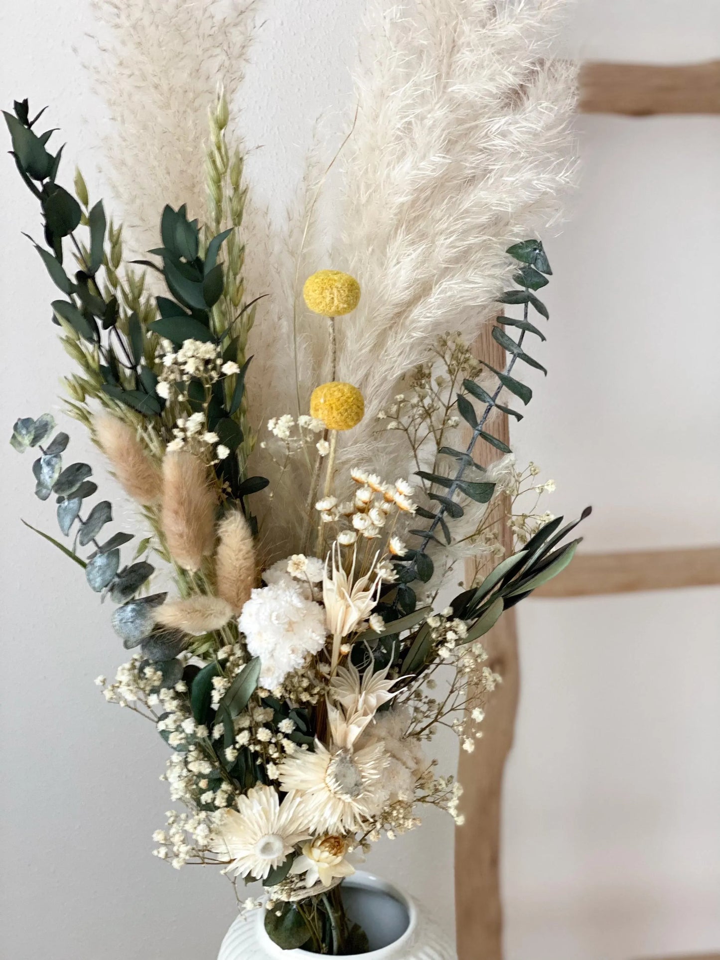 großer Trockenblumenstrauß in Naturfarben mit Eukalyptus, Olivenzweigen, Nigella, Lagurus, Pampasgras, Craspedia Trockenblumen-Strauß