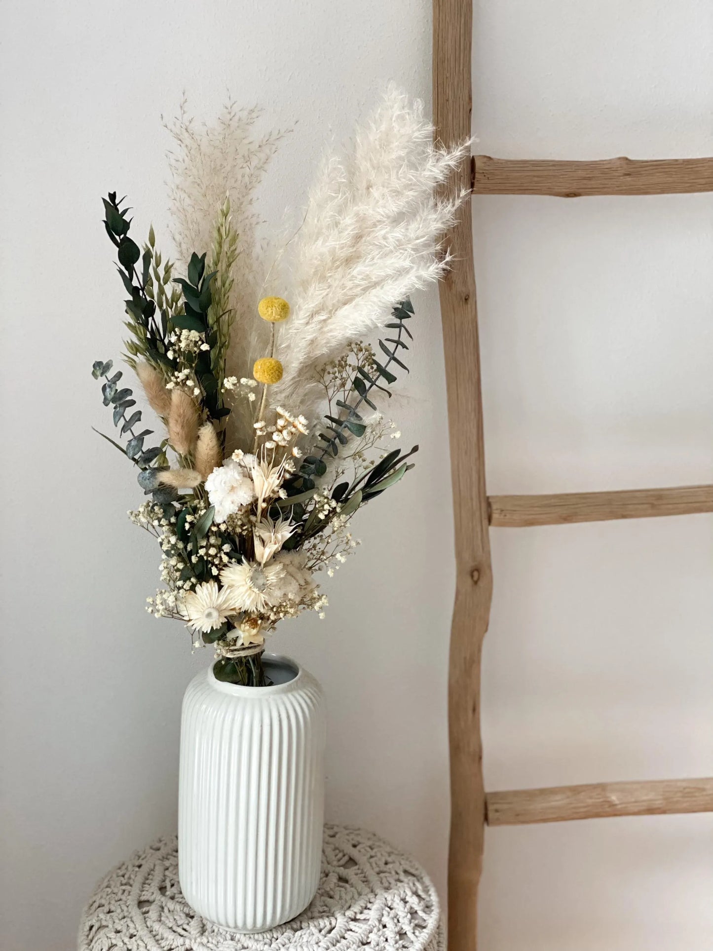 großer Trockenblumenstrauß in Naturfarben mit Eukalyptus, Olivenzweigen, Nigella, Lagurus, Pampasgras, Craspedia Trockenblumen-Strauß