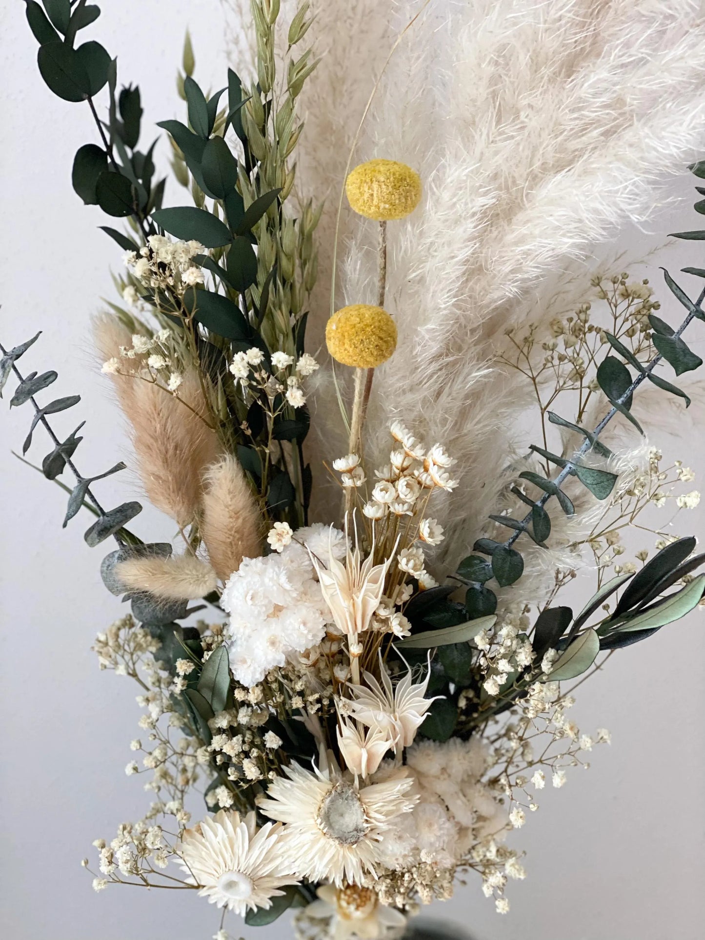 großer Trockenblumenstrauß in Naturfarben mit Eukalyptus, Olivenzweigen, Nigella, Lagurus, Pampasgras, Craspedia Trockenblumen-Strauß