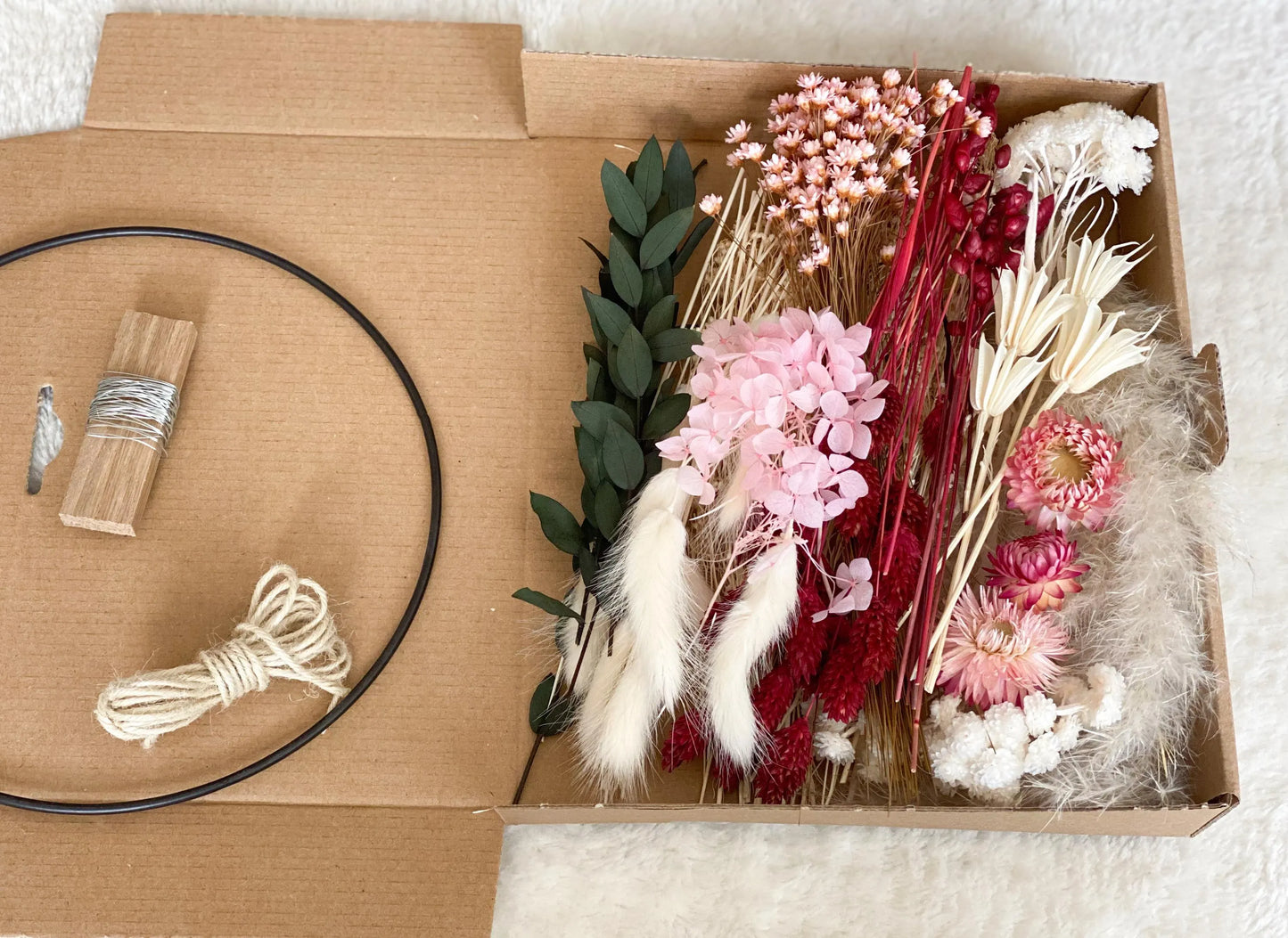 DIY Trockenblumen DIY-Set „Romantic Berry“, DIY-Trockenblumenstrauß, Trockenblumenkranz in Rosa, Weiß, Bordeaux, Rot, Grün