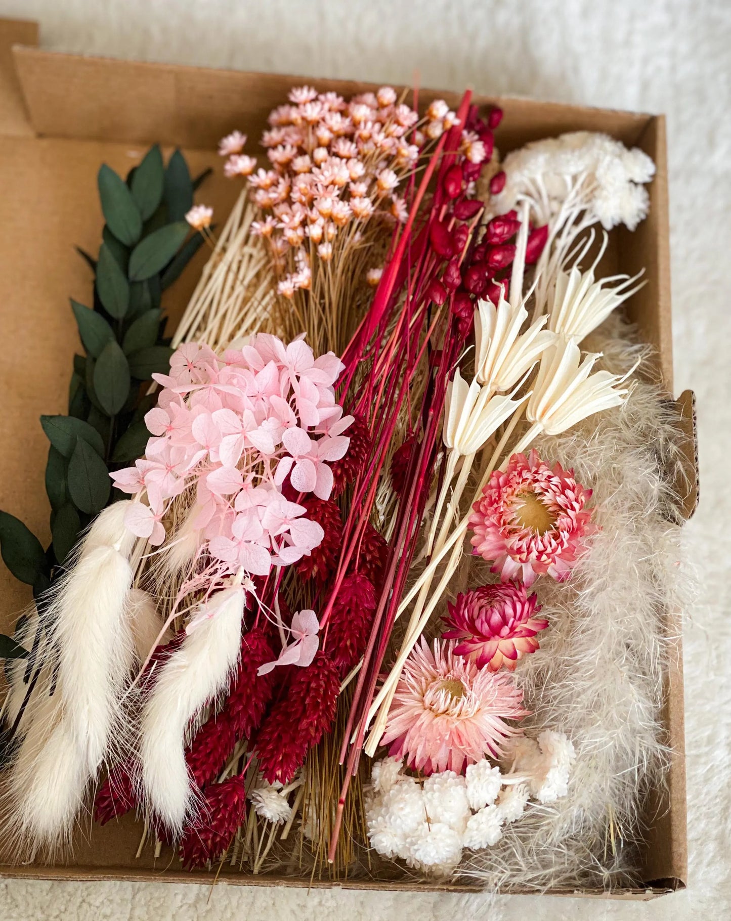 DIY Trockenblumen DIY-Set „Romantic Berry“, DIY-Trockenblumenstrauß, Trockenblumenkranz in Rosa, Weiß, Bordeaux, Rot, Grün