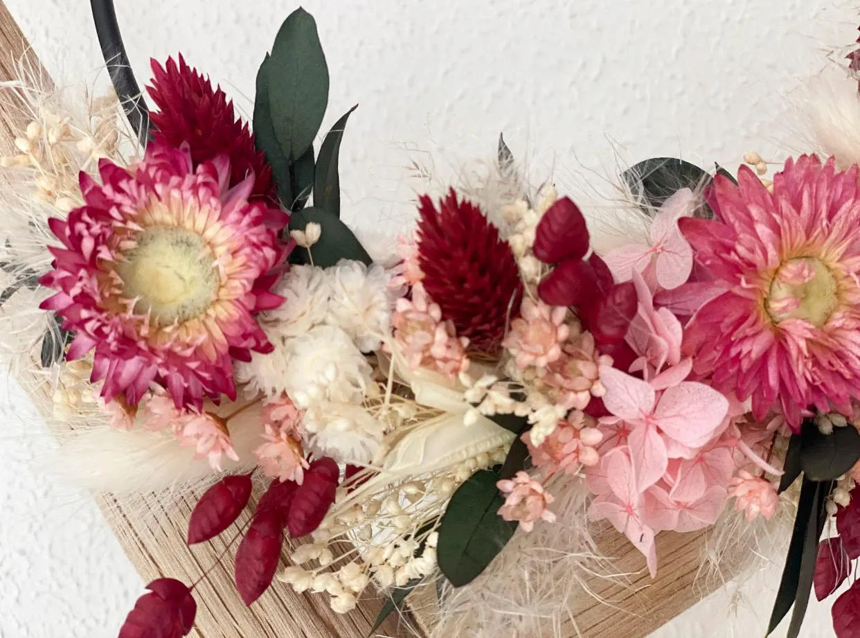 Trockenblumenkranz „Romantic Berry“ mit vielen verschiedenen Trockenblumen wie Strohblumen, Phalaris, Lagurus, Hortensie, Eukalyptus