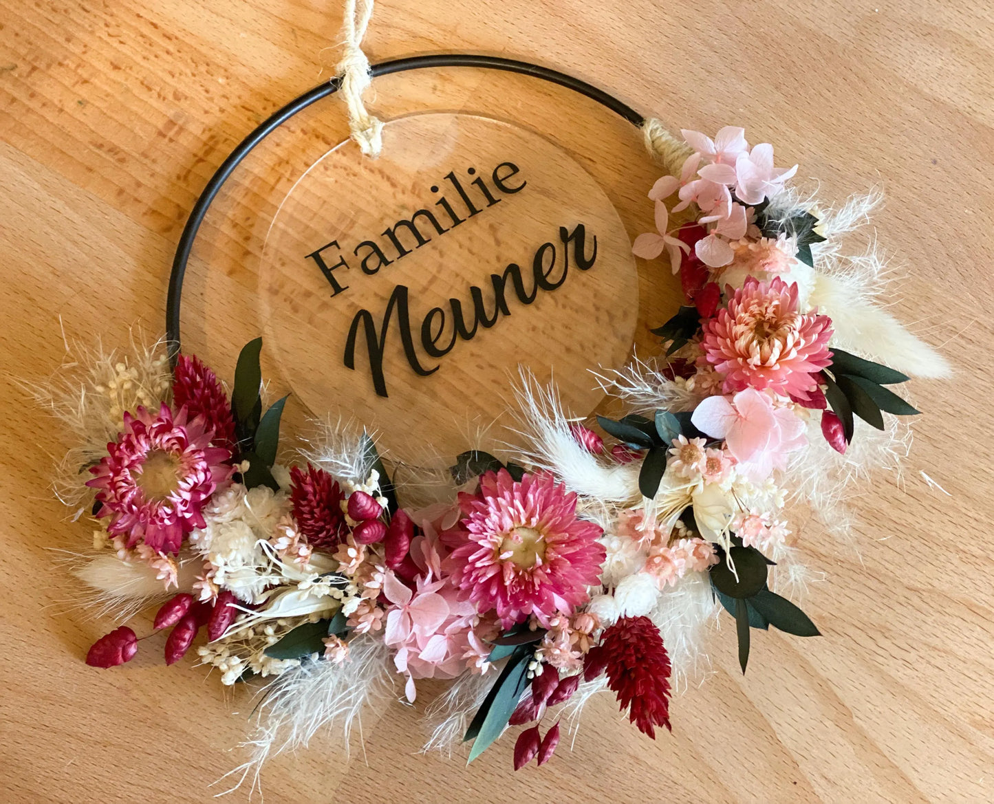 Trockenblumenkranz „Romantic Berry“ mit vielen verschiedenen Trockenblumen wie Strohblumen, Phalaris, Lagurus, Hortensie, Eukalyptus